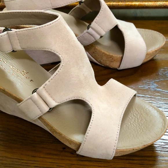 NWOT Bettye Muller Concept womens platform sandals.  Size 7.  Bone.  Faux suede. - Picture 6 of 11